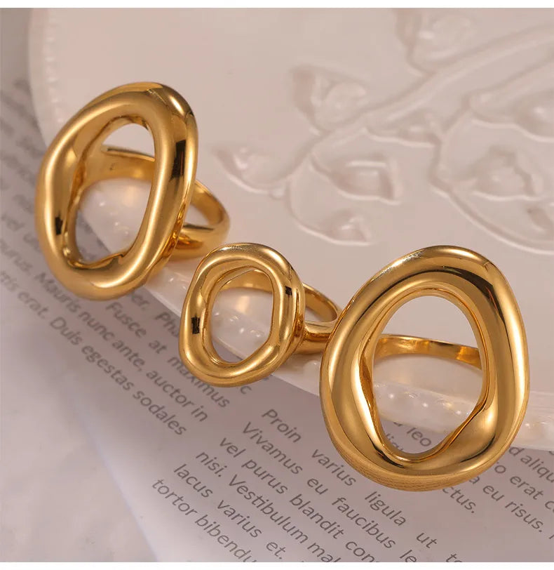 Ovale — détail de la finition dorée sur fond clair ; une bague par commande.