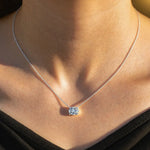Aurore — pendentif solitaire porté au cou.