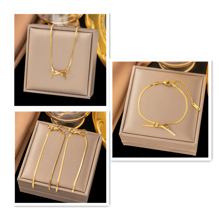 Ruban — bracelet à droite dans la gamme dorée ; collier et boucles non inclus.