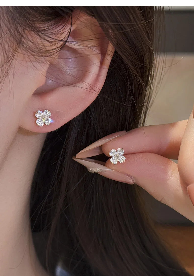 Cœur — puce portée à l’oreille et détail du motif.
