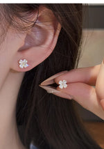Cœur — puce portée à l’oreille et détail du motif.