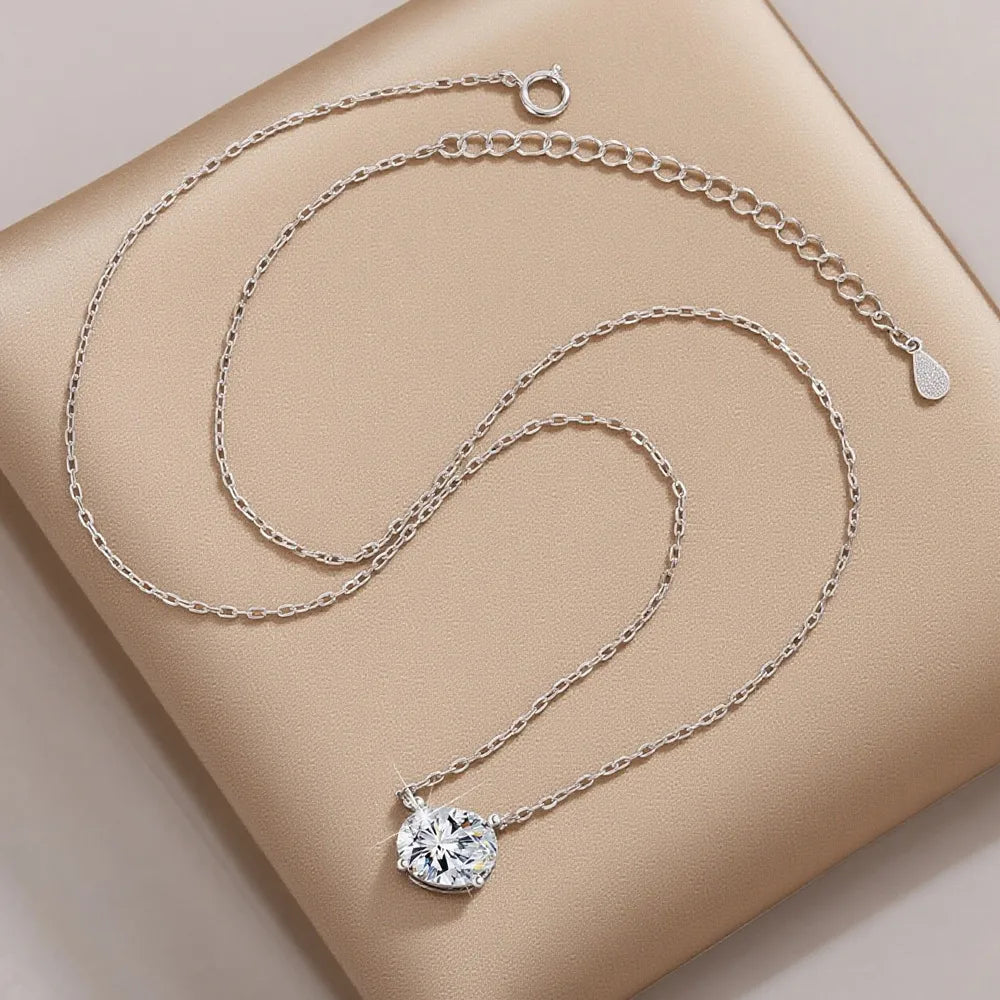 Aurore — collier et fermoir présentés sur un support beige.