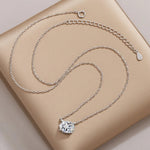 Aurore — collier et fermoir présentés sur un support beige.