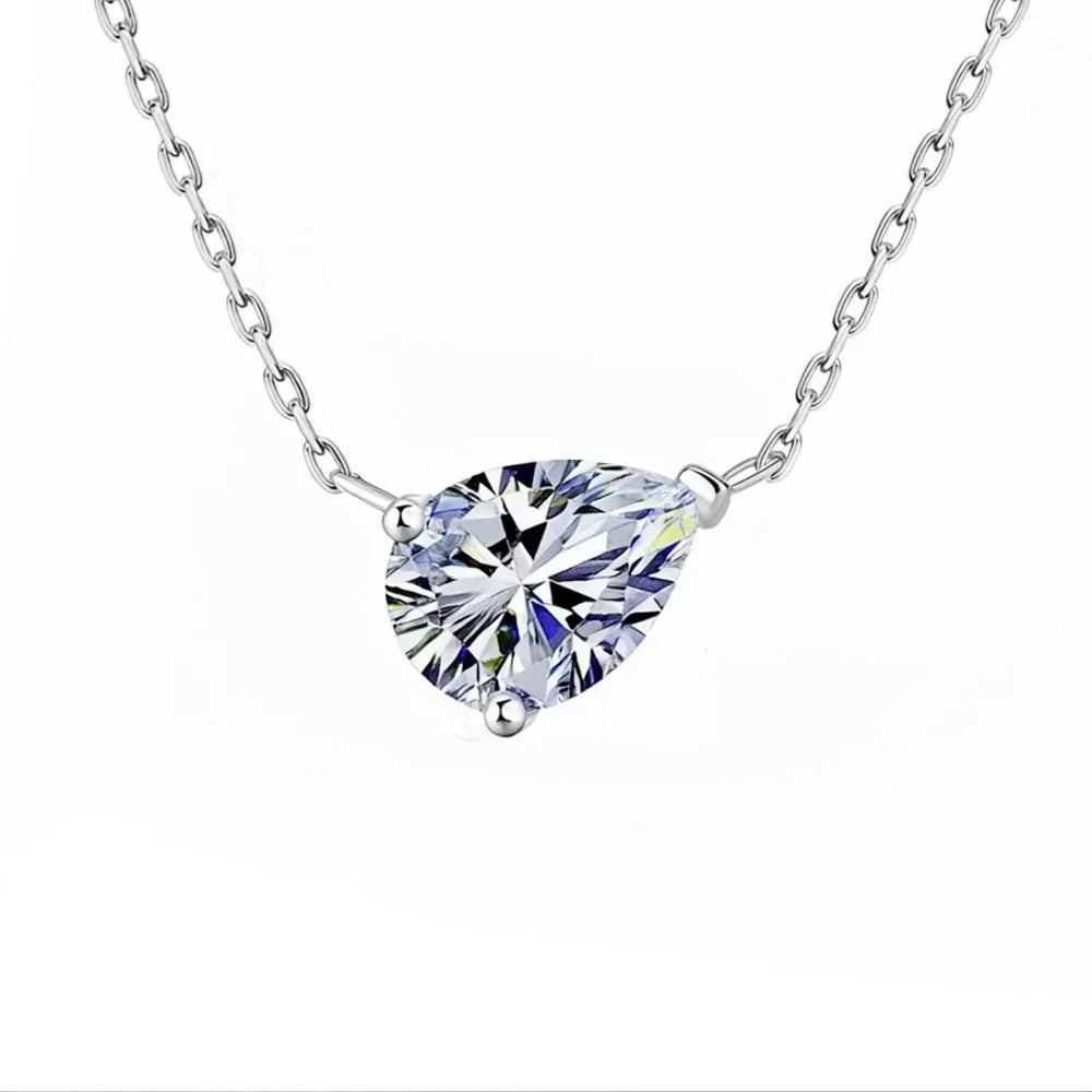 Goutte — pendentif en forme de goutte sur fond blanc.