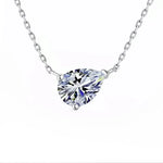 Goutte — pendentif en forme de goutte sur fond blanc.