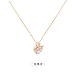 Cygne — collier en finition rosée sur fond blanc.
