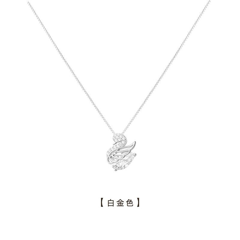 Cygne — collier en finition argentée sur fond blanc.