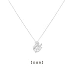 Cygne — collier en finition argentée sur fond blanc.