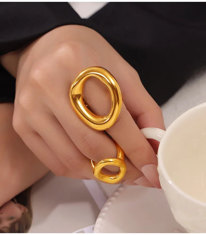 Ovale — exemple de bagues portées à la main ; une bague par commande.